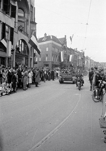 853200 Afbeelding van de doortocht van de geallieerden, in de Voorstraat te Utrecht.